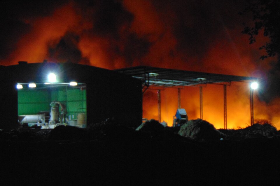 La planta de Terramaq la noche del incendio.