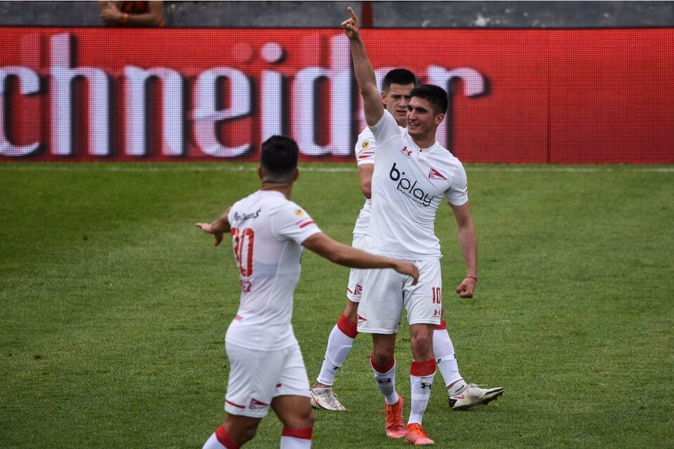 Gustavo Del Prete levanta su brazo luego de marcar un gol (Fuente: Télam)