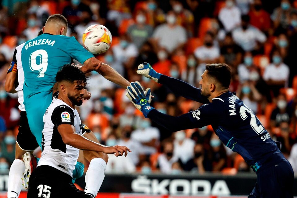 Benzema ya anticipó de cabeza y marcó el gol del triunfo del Real Madrid (Fuente: EFE)