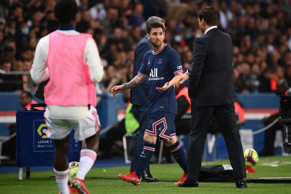Pochettino se quedó sin saludo de manos con Messi (Fuente: AFP)