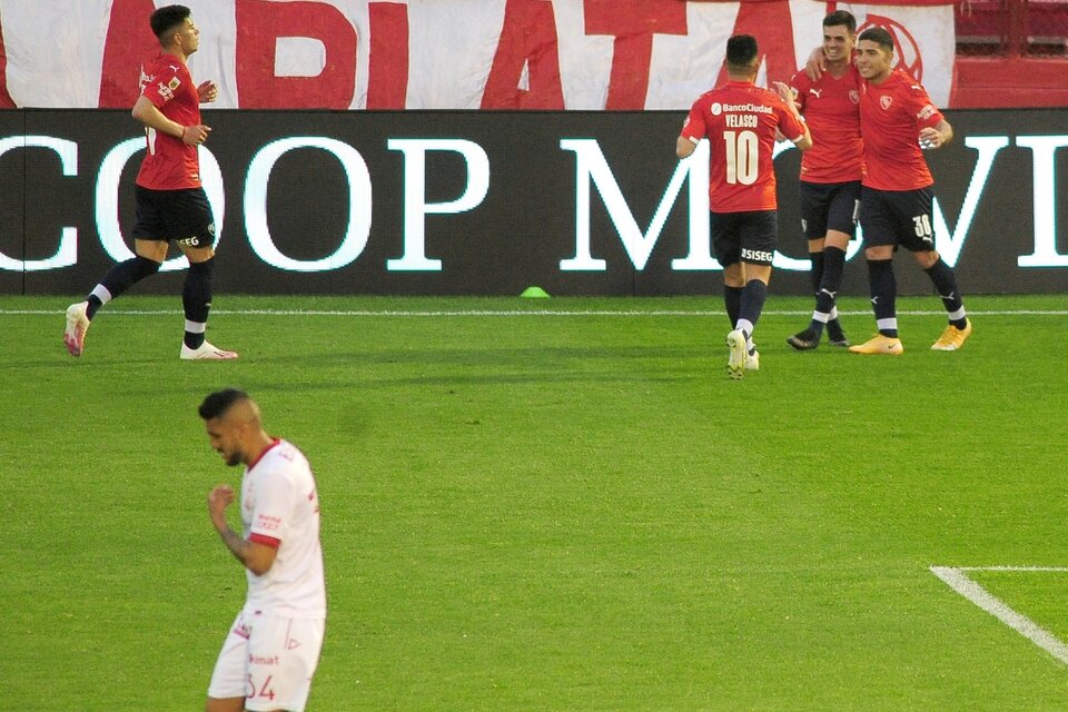 Alan Soñora recibe los saludos por su gol, clave para el triunfo del rojo (Fuente: Fotobaires)