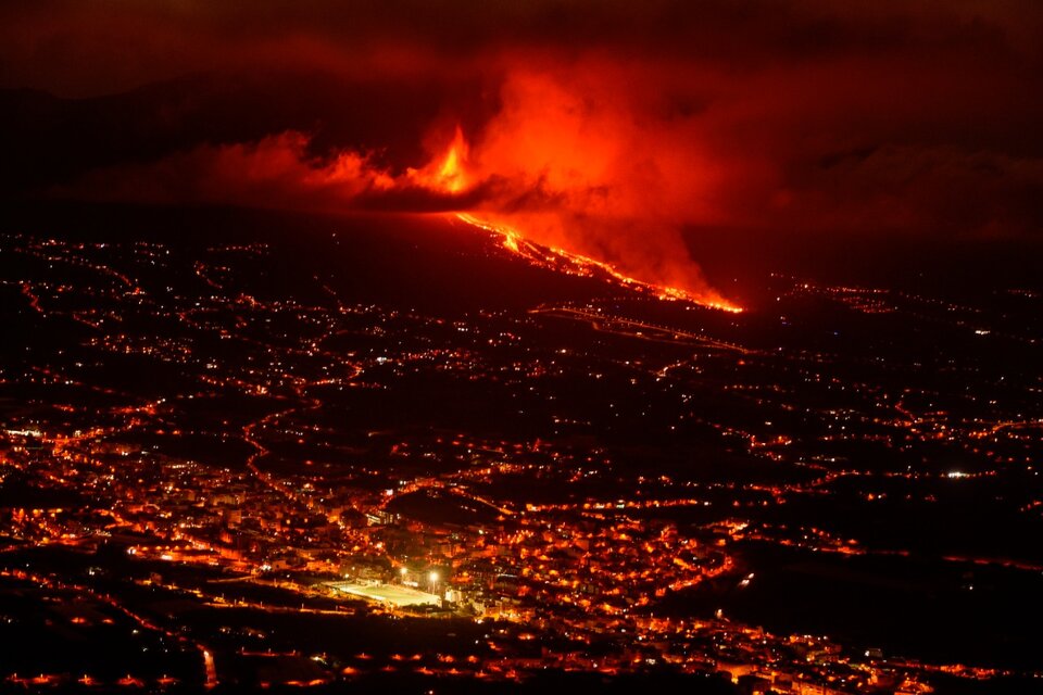 La erupción del volcán Cumbre Vieja  en las Islas Canarias provocará serios daños. (Fuente: EFE)