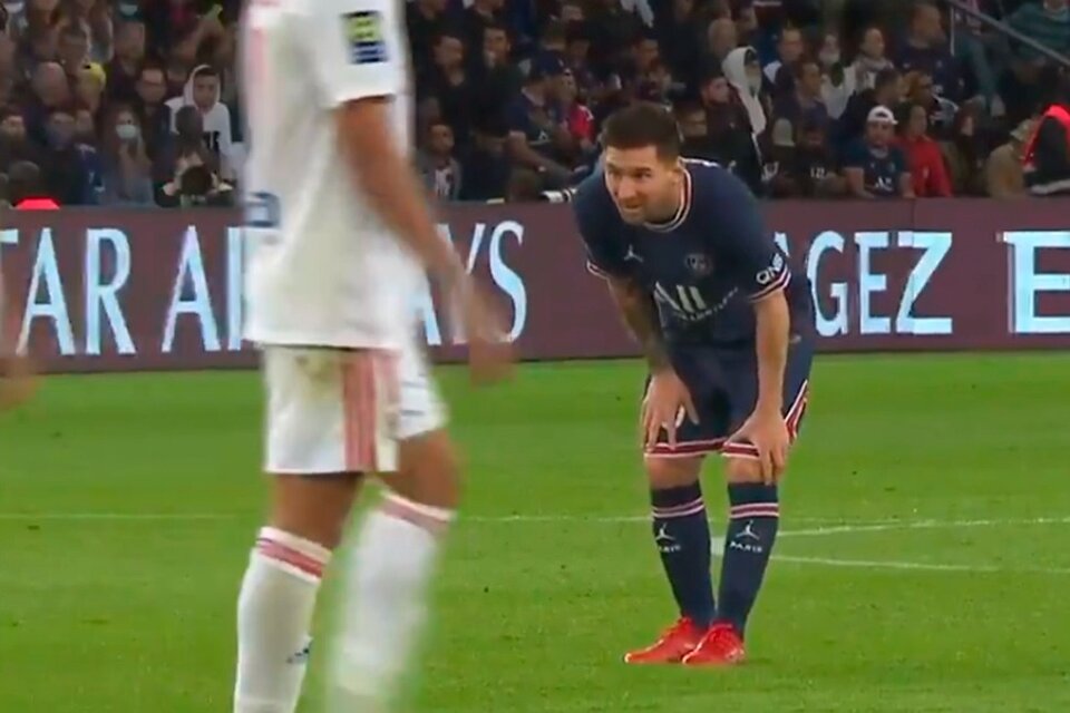 Messi revisó su rodilla izquierda durante el partido ante el Lyon (Fuente: Imagen de video)
