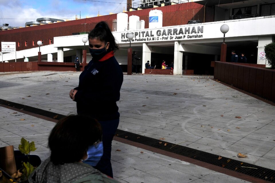 El nene de un año y medio murió este lunes en el Hospital Garraham y su madre está internada en grave estado en el hospital Paroissien, de Isidro Casanova
