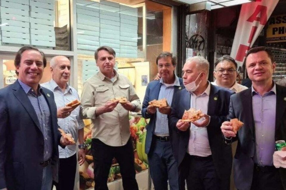 Jair Bolsonaro y su comítica en Nueva York, donde no se le permitió entrar a una pizzería por no tener certificado de vacunación anti covid. (Fuente: Instagram)