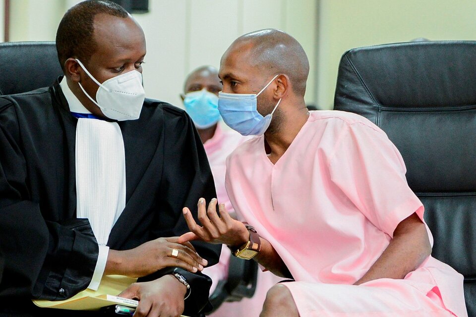 Paul Rusesabagina, un  opositor al gobierno de Paul Kagame que inspiró la película "Hotel Ruanda", fue condenado a 25 años de cárcel. (Fuente: EFE)