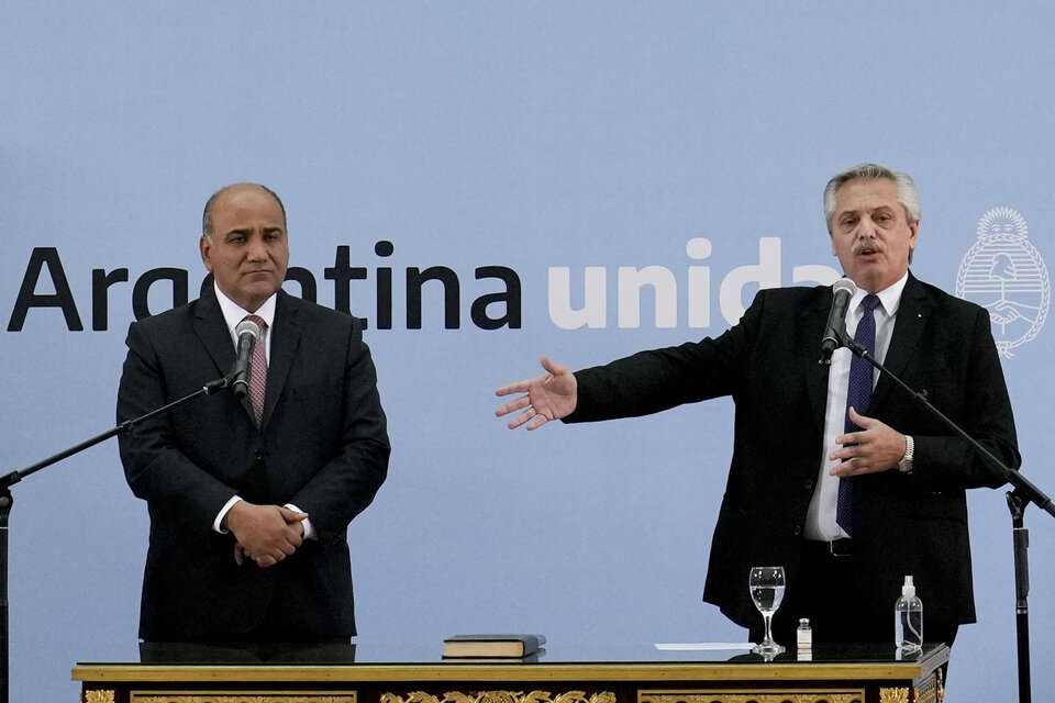 Juan Manzur, junto al presidente Alberto Fernández, al jurar en la Jefatura de Gabinete. (Fuente: AFP)