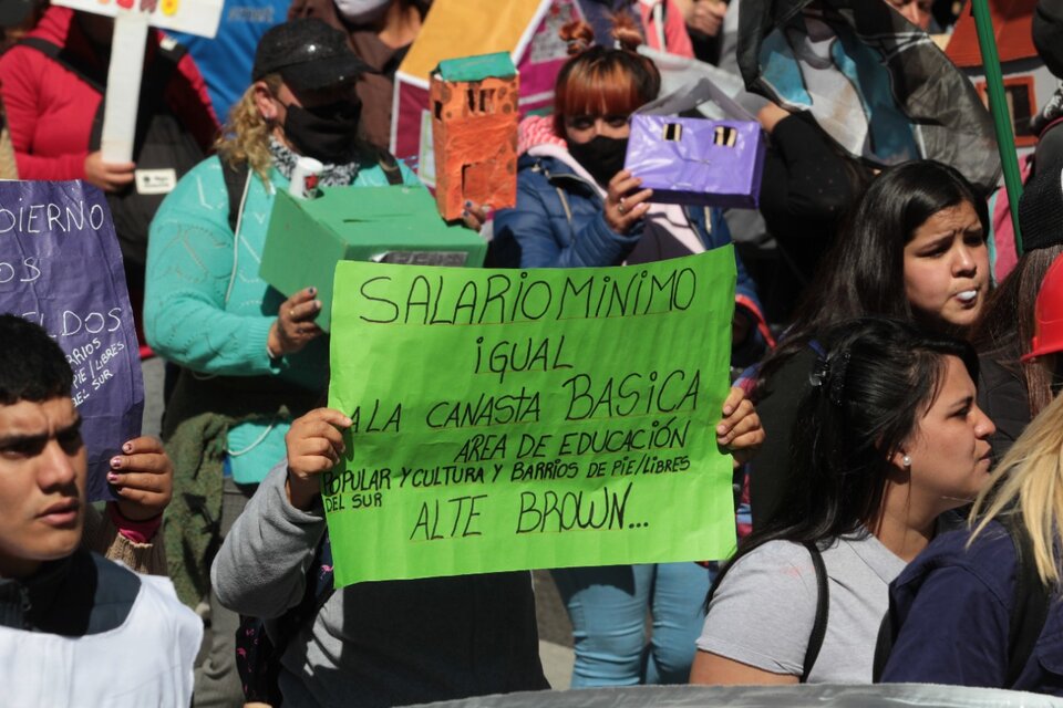 Militantes de organizaciones sociales marchan este martes hacia la Plaza de Mayo, en reclamo de un "salario mínimo, vital y móvil igual a la canasta básica familiar de 70 mil pesos". (Fuente: Bernardino Avila)