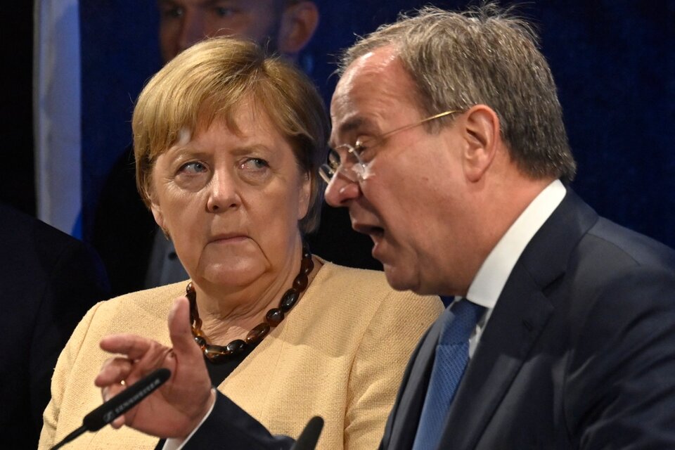 Merkel junto al candidato Laschet. (Fuente: AFP)