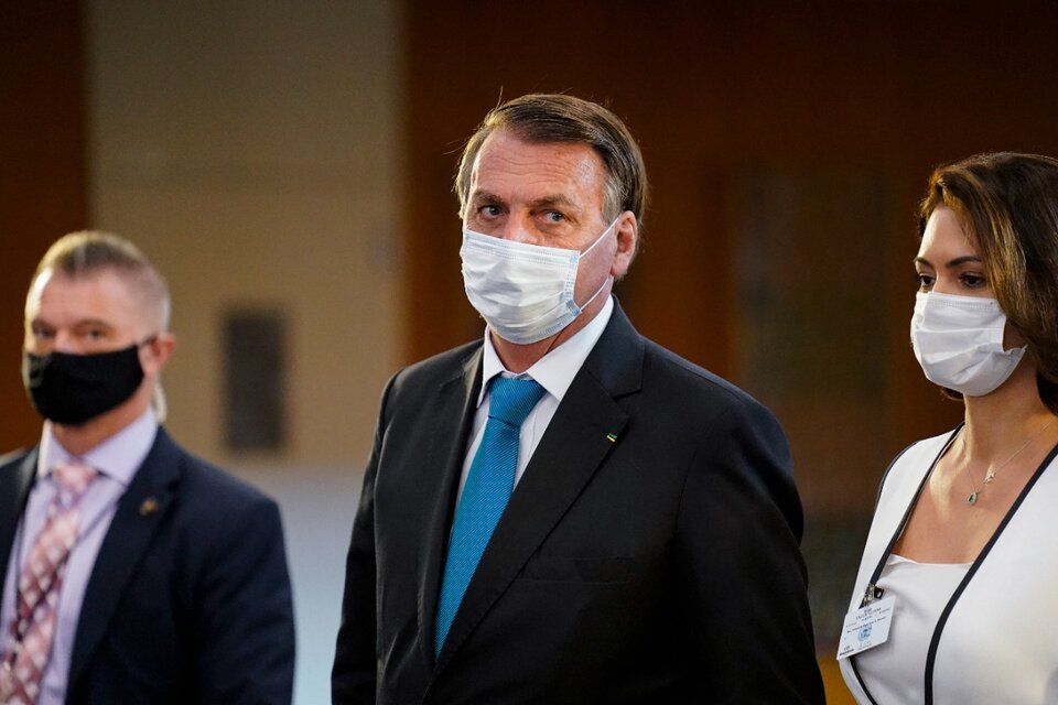 Bolsonaro abandona el edificio de la ONU después de su discurso. (Fuente: AFP)
