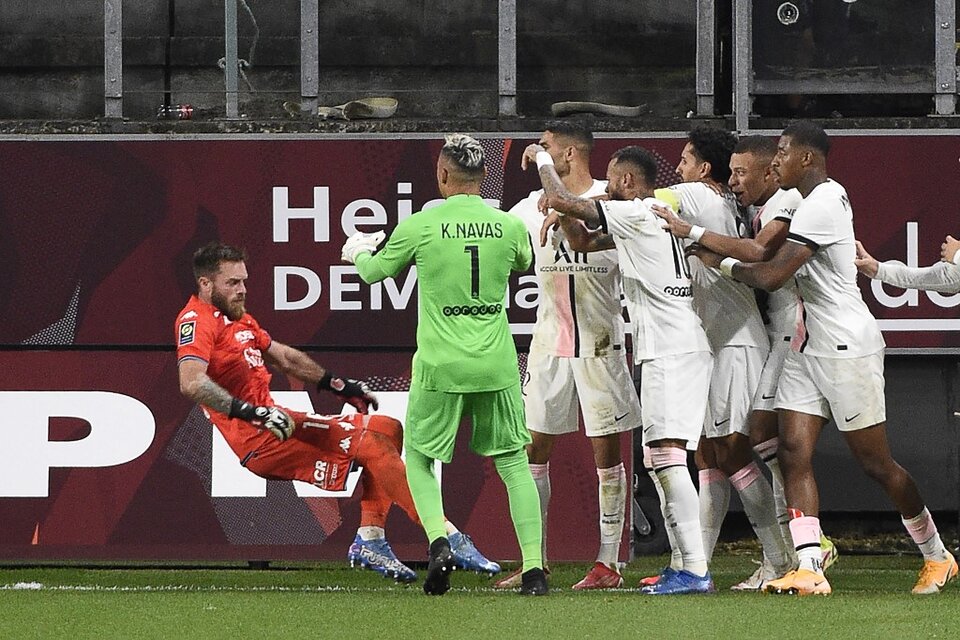 Oukidja vuela tras el empujón de Neymar. Mbappé, bien custodiado (Fuente: AFP)