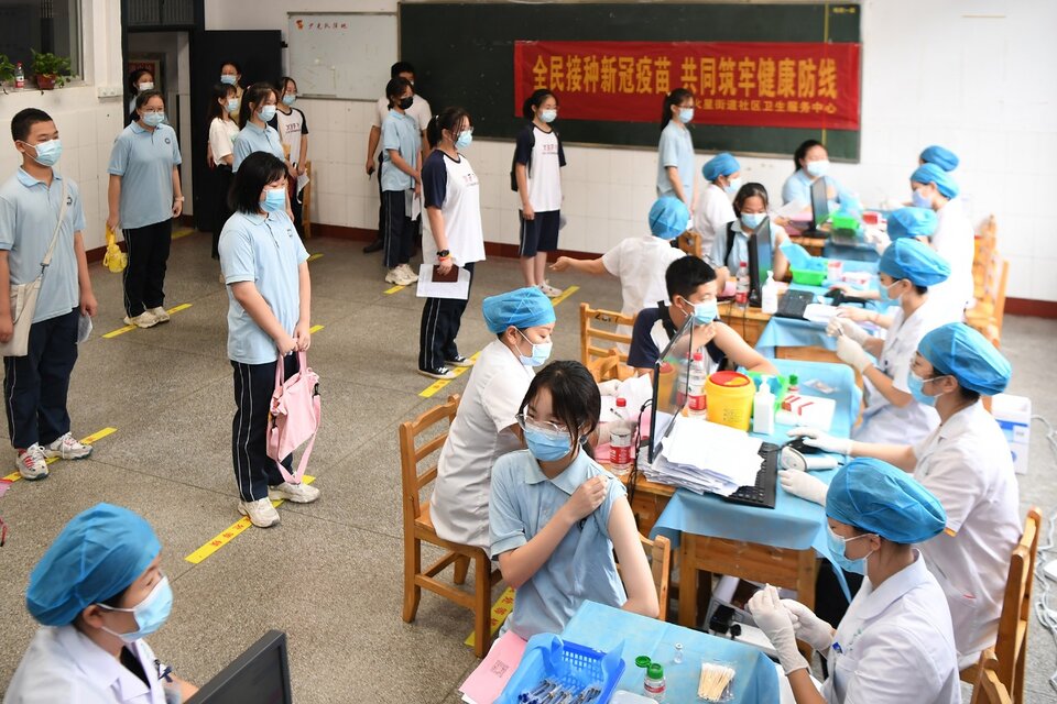 Solo una minoría de países alcanzaron el 70 por ciento de la población vacunada. (Fuente: Xinhua)