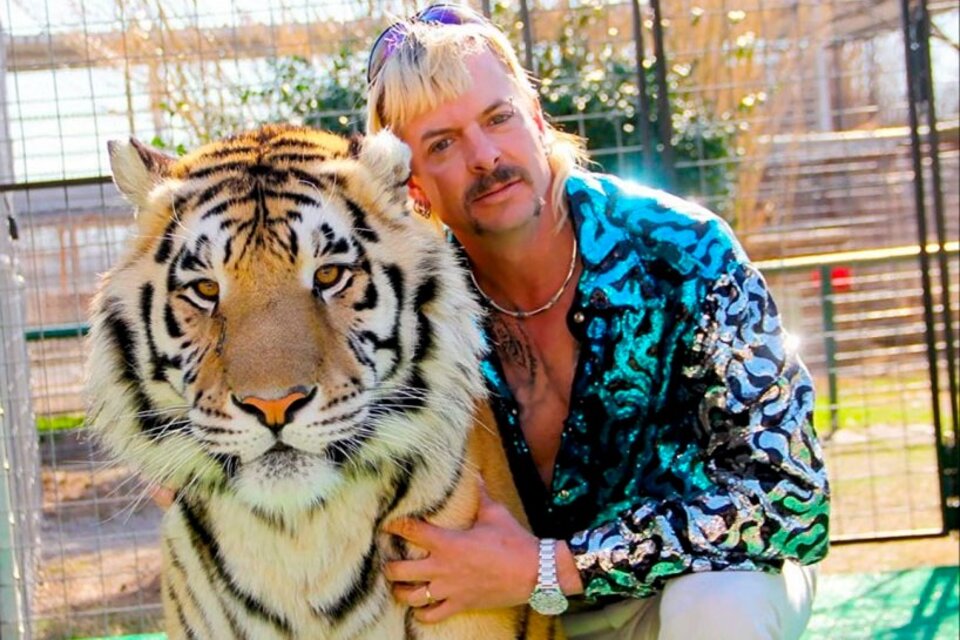 Joe Exotic con uno de sus tigres. 