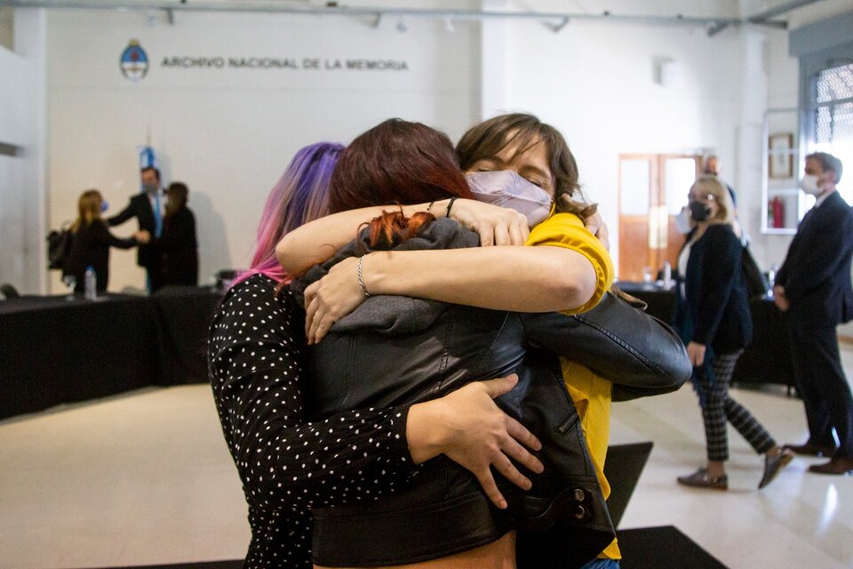 Abril Rosales se abraza a sus amigas tras la firma del acuerdo. (Fuente: Télam)