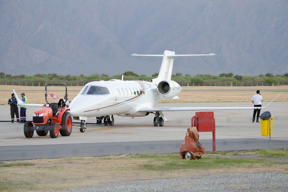 Arribo del avión sanitario al aeropuerto Felipe Varela.
