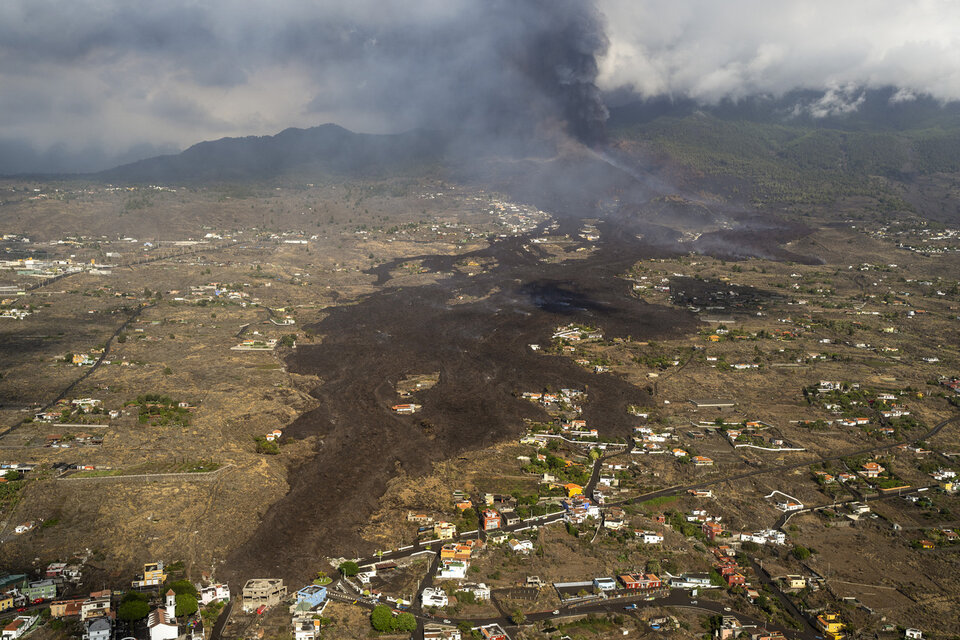 Una imagen aérea de la lava que avanza sobre la isla.  (Fuente: AFP)