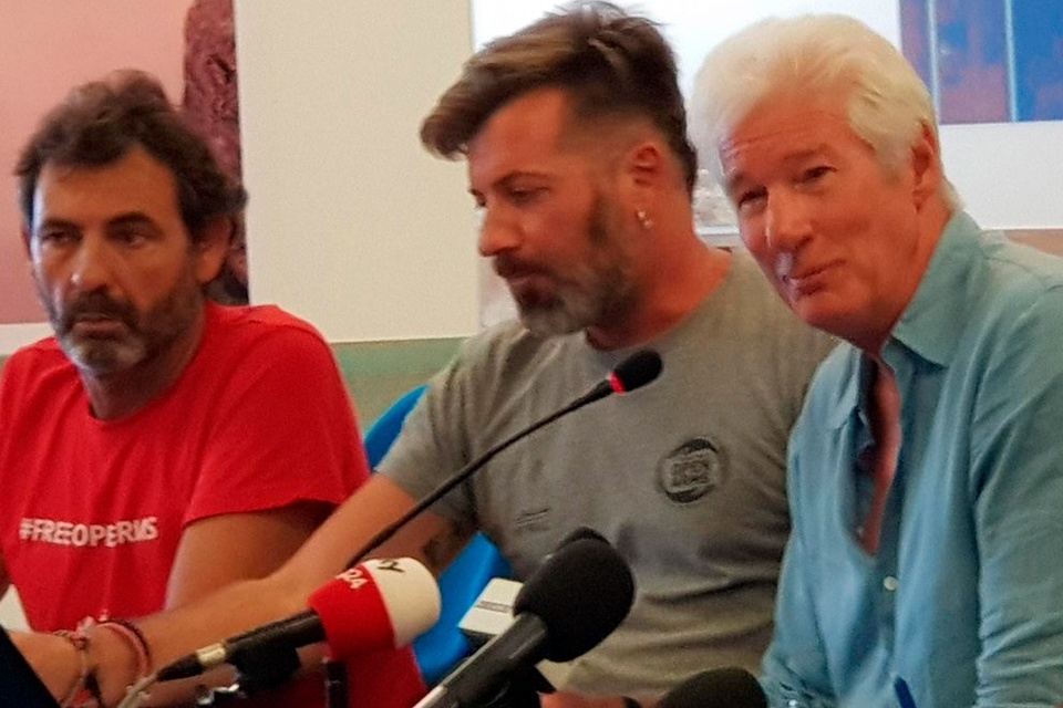 Richard Gere, cuando visitó el buque de Open Arms, que quedó anclado con 147 personas a bordo. (Fuente: EFE)