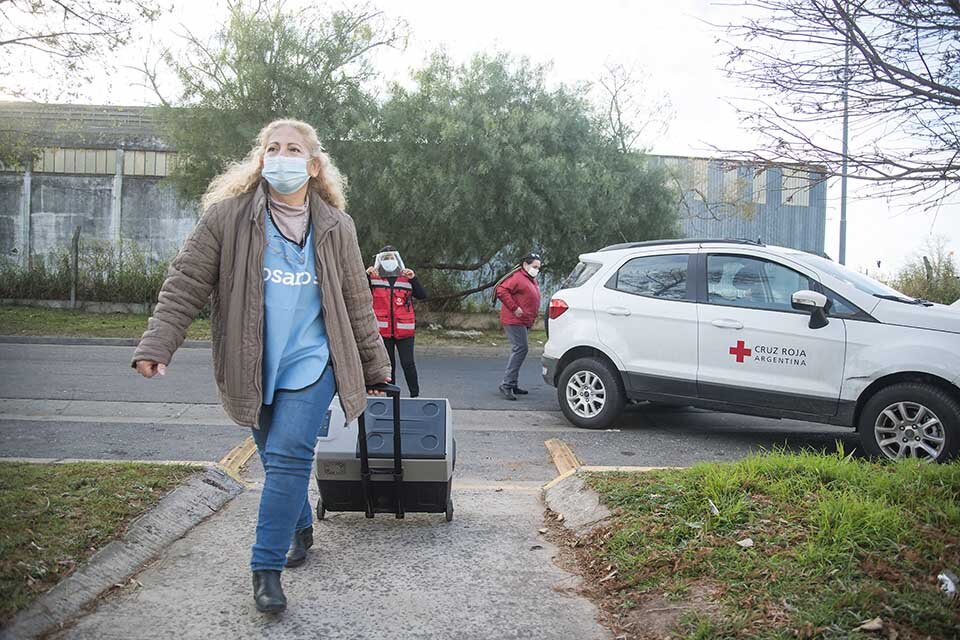 Los voluntarios de Cruz Roja en acción. (Fuente: Guillermo Fernández / Municipalidad de Prensa)