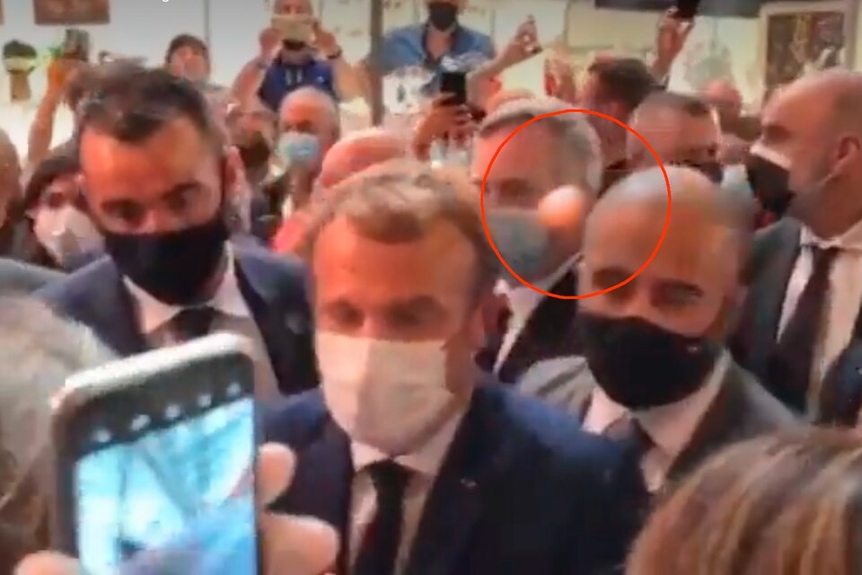 Francia: Emmanuel Macron fue atacado con un huevo por parte de un manifestante.