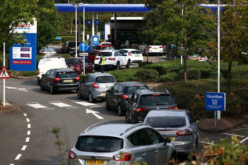 La interminable fila de vehículos para poder abastecerse de nafta en una estación de servicio de Camberley, en Londres.  (Fuente: AFP)