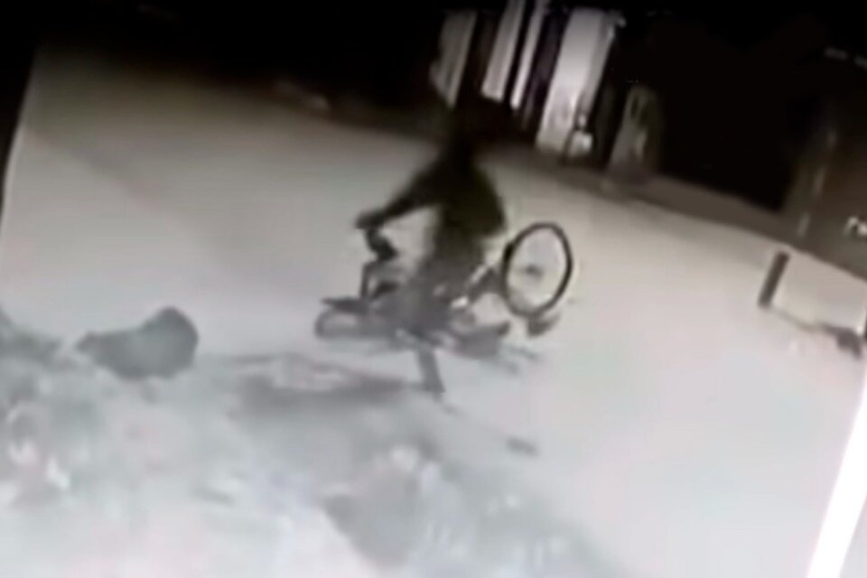 El momento en que el delivery ataca al ladrón, después de que éste es embestido por la camioneta de un perseguidor.