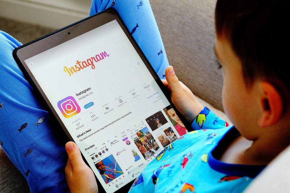 Tras las críticas que recibió el proyecto, Instagram pausó el desarrollo de la versión de la red social para menores. (Fuente: AFP)