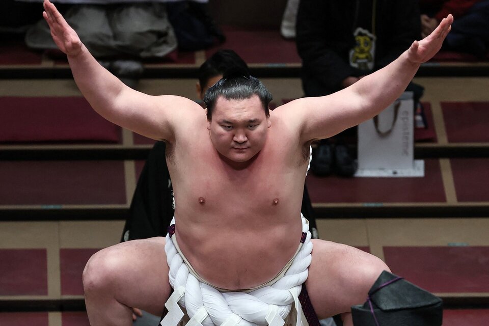 El yokozuna -rango más prestigioso del sumo- de origen mongol, de 36 años, reinaba casi sin rivales en este deporte de combate.