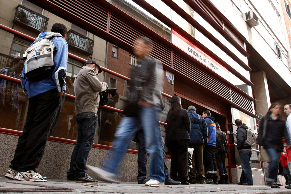 Lafila frente a una oficina de desempleo en Madrid. (Fuente: EFE)