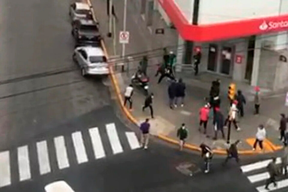 Los barras en plena disputa sobre la Avenida Mitre (Fuente: Imagen de video)