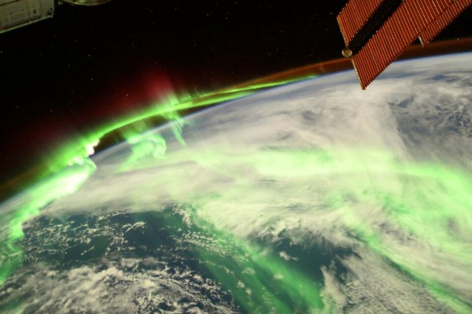 La imagen de la Tierra rodeada por una aurora que tomó el astronauta francés Thomas Pesquet.