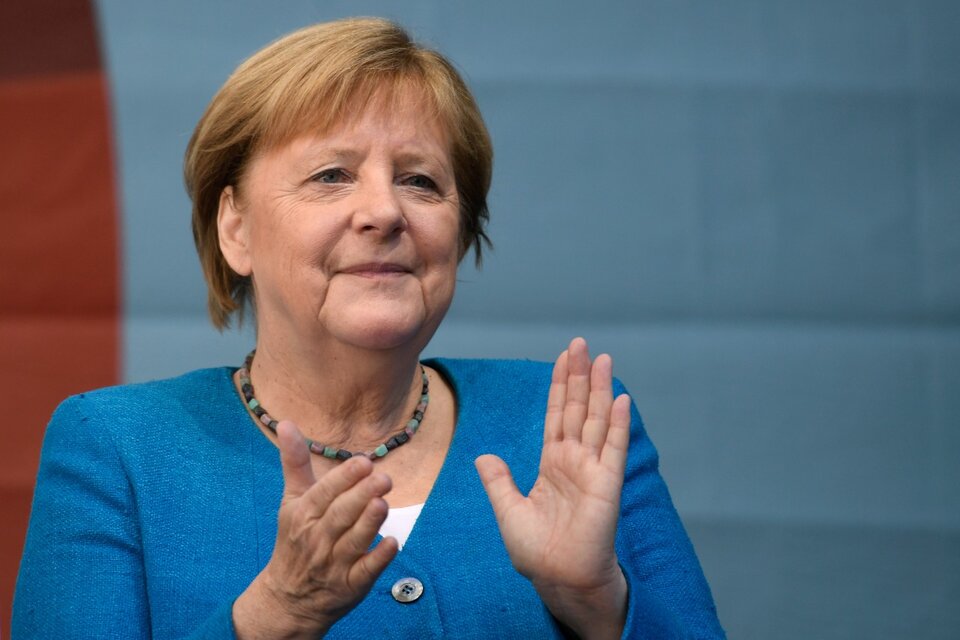 Angela Merkel felicitó al socialdemócrata Olaf Scholz por su triunfo electoral (Fuente: AFP)
