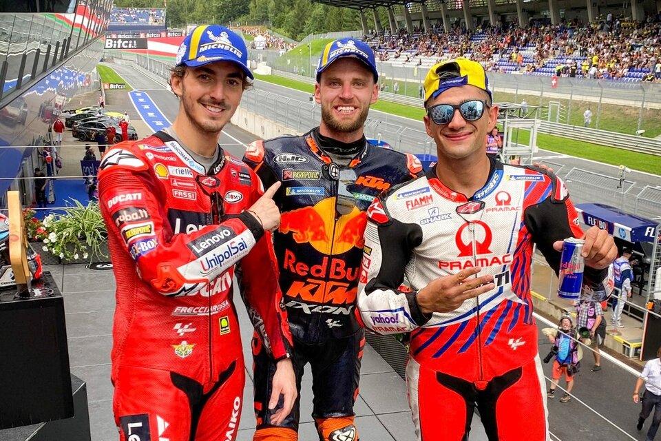 Binder (KTM), en el medio, con sus escolatas Bagnaia (Ducati) y Martín (Ducati). (Fuente: NA)