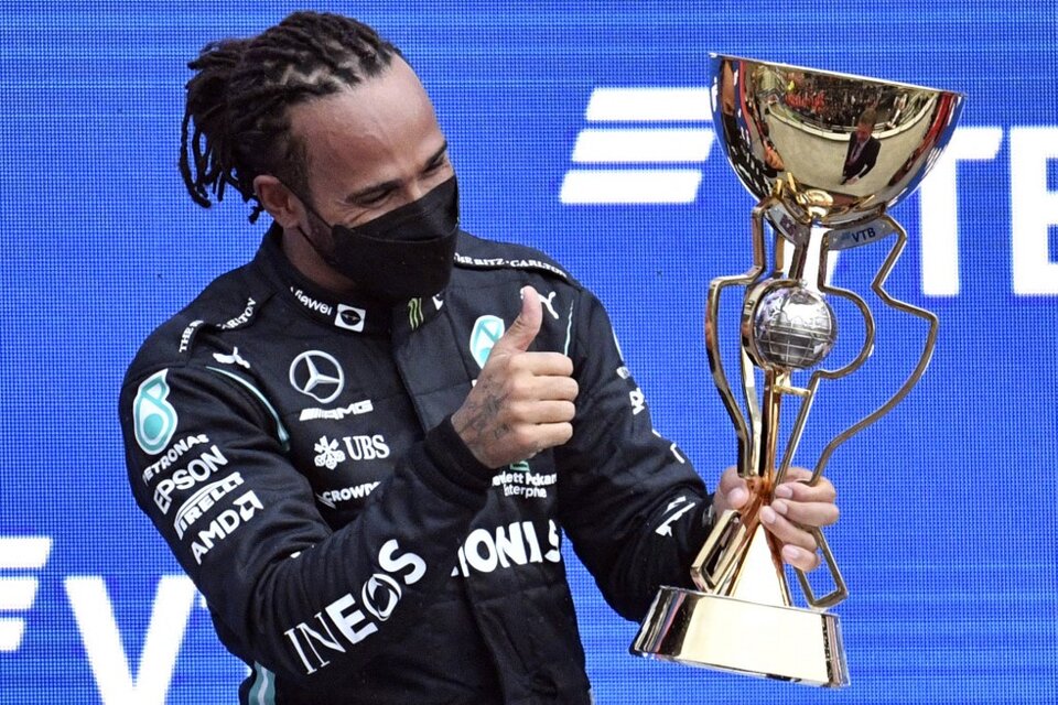 Hamilton celebra su victoria en el Gran Premio de Rusia (Fuente: AFP)