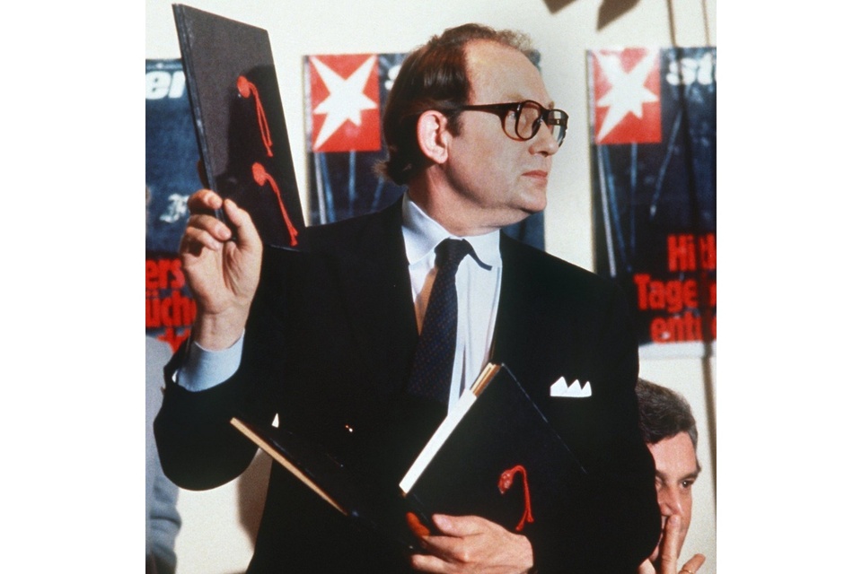 Gerd Heidemann muestra los diarios apócrifos en conferencia de prensa, en 1983. (Fuente: AFP)