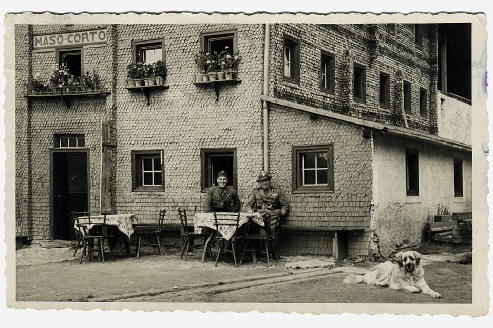 1)El Tte. Cnel. Perón con camarada de armas en la estación de montaña de Maso-Corto, Italia. 2) Susana y Dora, destinatarias de la postal. 3) Dorso de esa misma postal, fechada en Merano en 1939. 4) Cipriano y Aurelia Tizón junto a Perón.