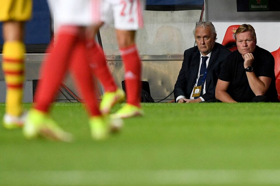 Ronald Koeman, durante el 0-3 sufrido por Barceloan en Benfica (Fuente: AFP)