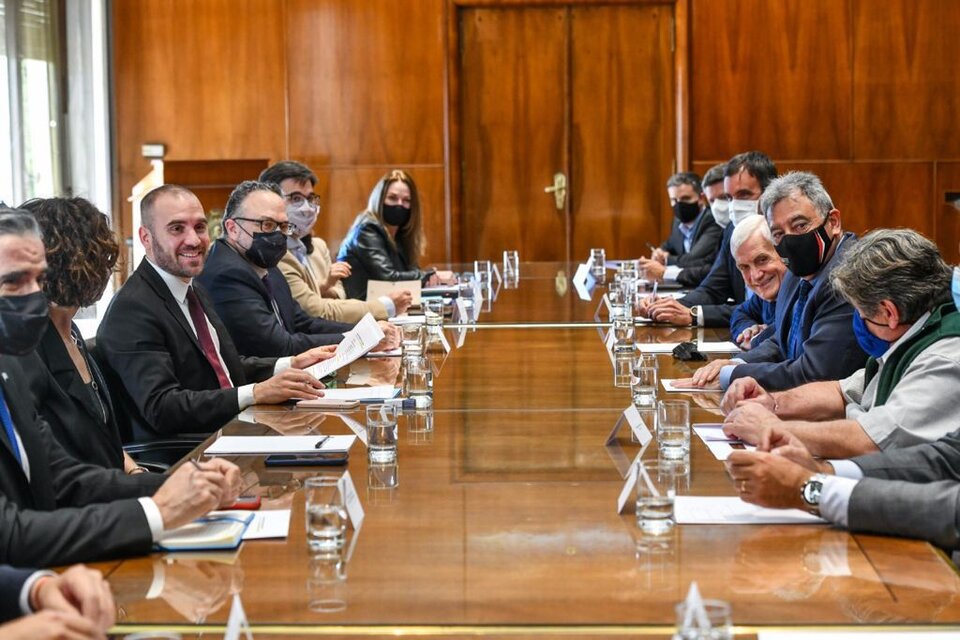 Los ministros en la mesa con los empresarios del sector, en una reunión en Hacienda
