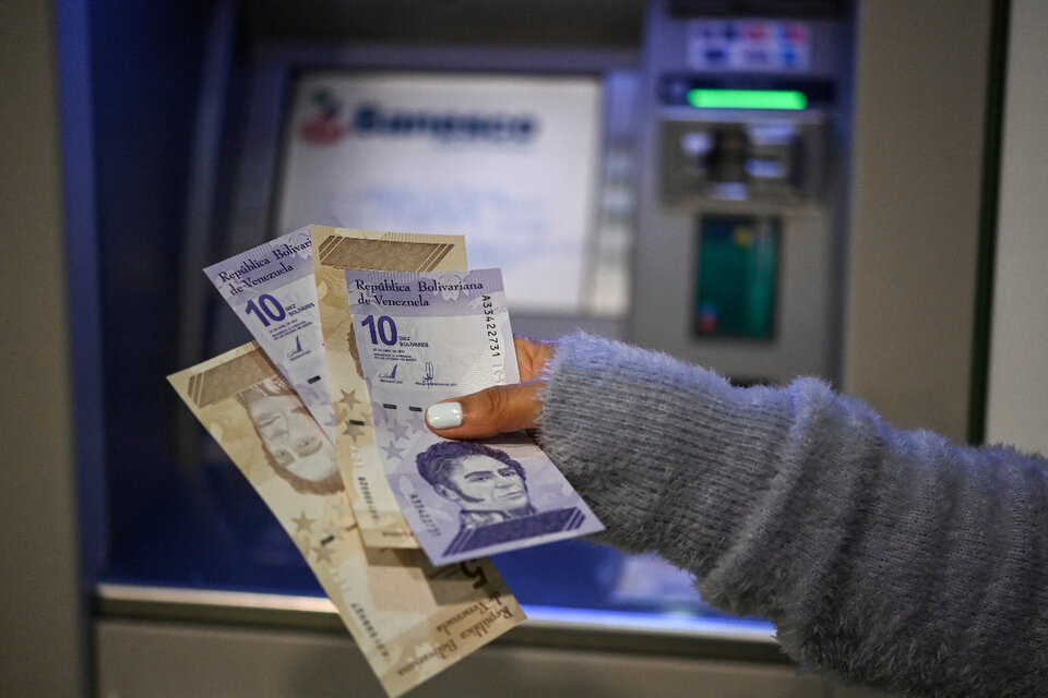 Extracción de cajero de la nueva moneda venezolana. (Fuente: AFP)