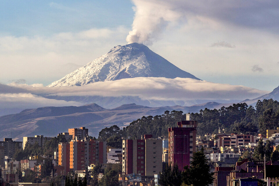 Volcán Cotopaxi, visto desde Quito.