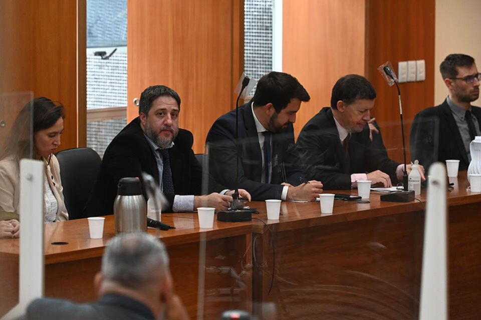 Edery (mirando a cámara) y el equipo de fiscales en el juicio por balaceras. (Fuente: Sebastián Granata)