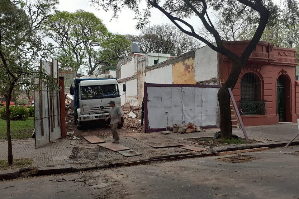 Destrucción de la casona frente a la plaza Malaver, en Villa Ortúzar.