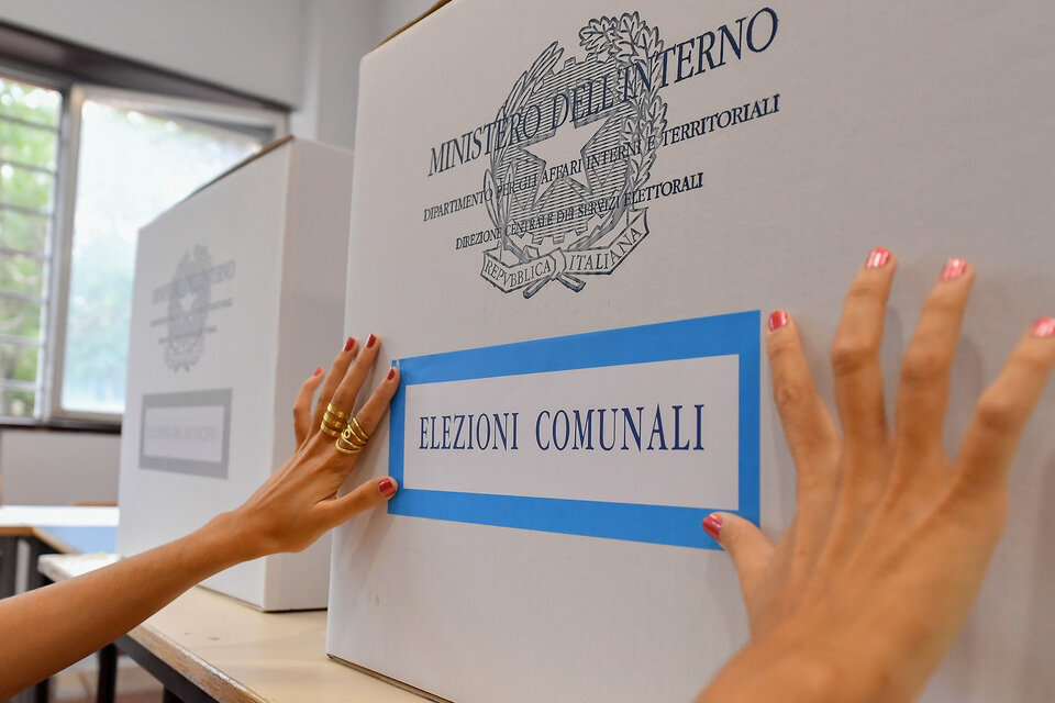 Preparaciones finales en un centro de votación en Roma. (Fuente: EFE)