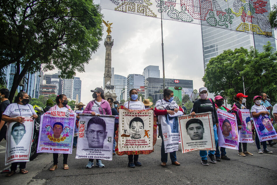 Reclamo de justicia de los familiares de los 43 en México D.F. (Fuente: AFP)