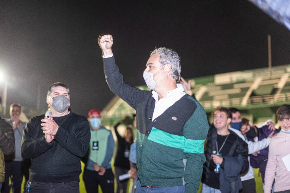 Eduardo Spinosa festeja su victoria en la elecciones de Banfield. (Fuente: Prensa Banfield)