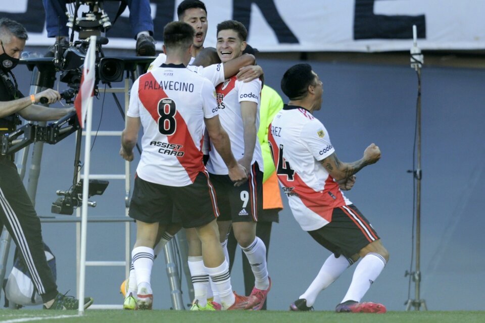La alegría de Alvarez luego de convertir su primer gol (Fuente: NA)