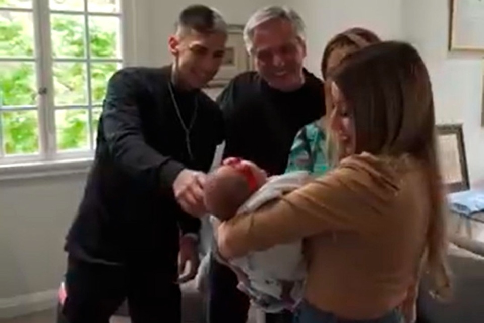 L-Gante y Tamara Báez visitaron la Quinta de Olivos junto a su hija.