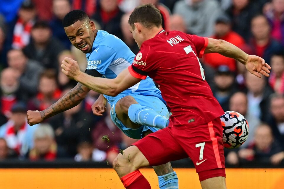 Gabriel Jesus remata ante Milner; empataron Liverpool y el City (Fuente: AFP)