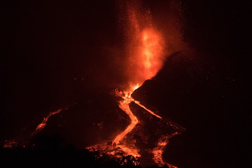 Hubo un aumento en el caudal de lava, que en algunos puntos alcanza un kilómetro de ancho. (Fuente: AFP)