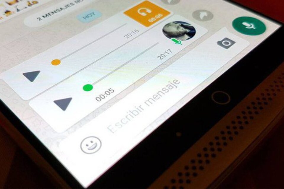 WhatsApp trabaja para cambia el reproductor de los mensajes de voz y hacer que se puedan escuchar fuera del chat.