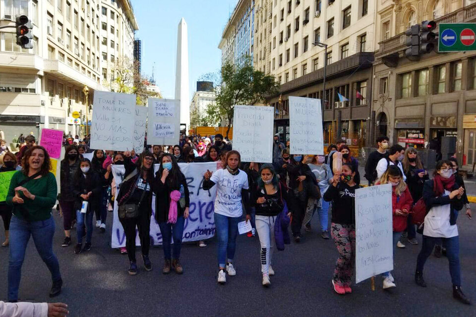 Mujeres desalojadas de la Villa 31 marcharon por el centro porteño. (Fuente: Bernardino Avila)